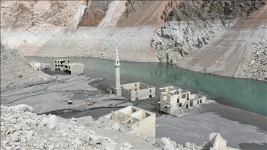 Artvin'de baraj altında kalan köy su seviyesi düşünce yeniden ortaya çıktı