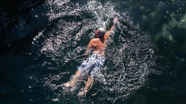 Boğaz'da yaz kış yüzen 78 yaşındaki huzurevi sakini sağlığıyla dikkati çekiyor