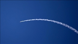 أبوظبي: إصابة طفيفة إثر سقوط شظايا بعد اعتراض صاروخ باليستي