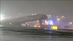 ABD'nin New York kentinde uçak iniş sırasında itfaiye aracına çarptı