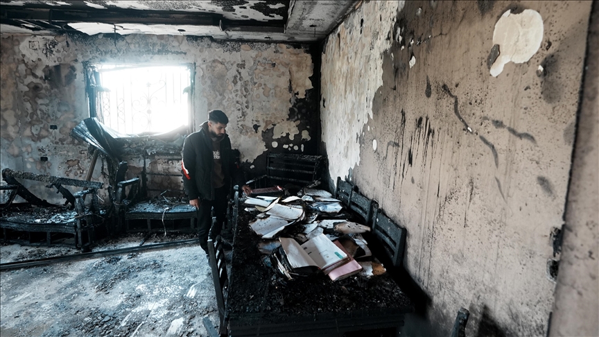 اعتداءات مستمرة.. مستوطنون يحرقون مسكنا جنوبي الضفة 