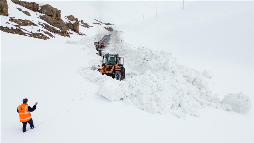 Li ser rêya Wan-Bahçesarayê xebatên paqijkirina berfê berdewam dikin