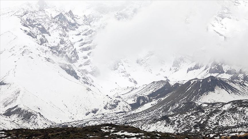 Ağrı Dağı'ndaki Cehennem Vadisi karla kaplandı