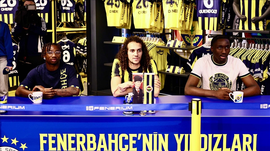 Fenerbahçeli futbolcular Guendouzi, Nene ve Cherif, taraftarlarla buluştu