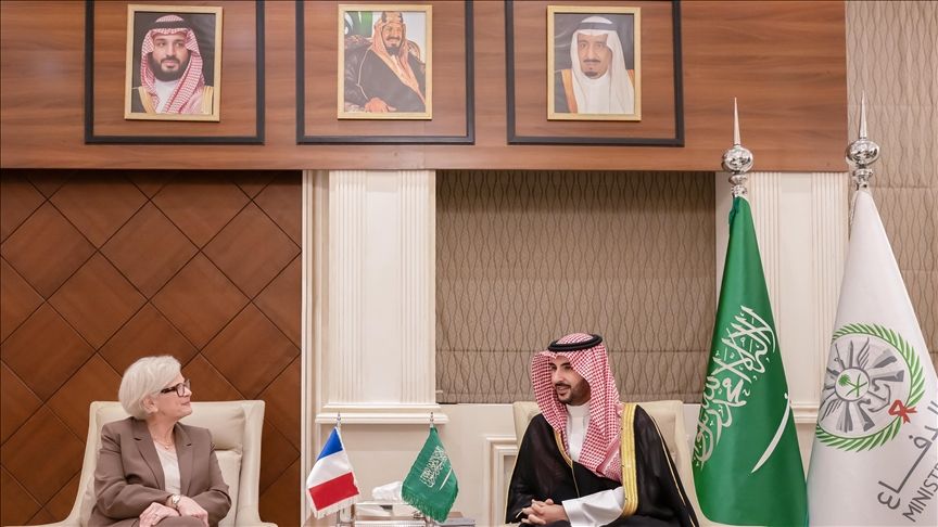 السعودية وفرنسا تدينان اعتداءات إيران وتبحثان التعاون الدفاعي