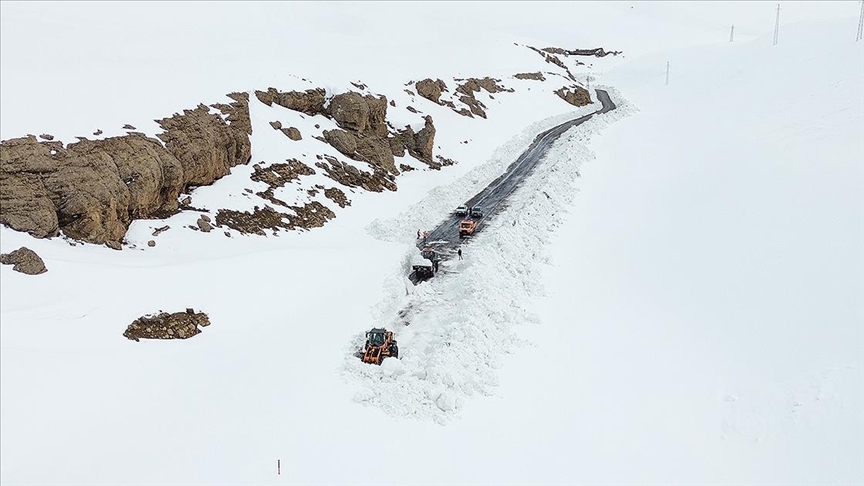 Van-Bahçesaray kara yolunda karla mücadele çalışmaları sürüyor