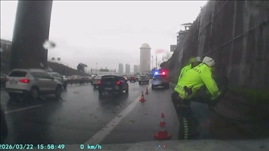 Saobraćajni policajci u Istanbulu spasili vozača koji se gušio