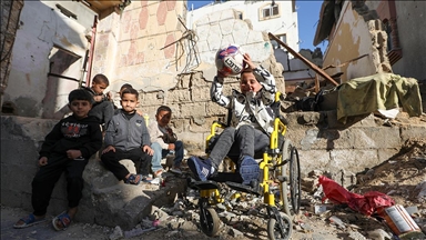 İsrail saldırısı sonucu tekerlekli sandalyeye mahkum olan Gazzeli çocuk, arkadaşları gibi koşup oynamak istiyor