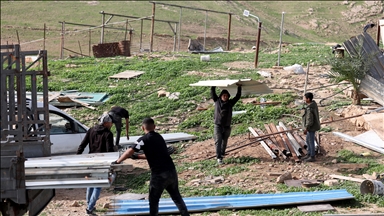 الضفة.. فلسطيني يُفكك منزله ويرحل قسرا بسبب اعتداءات المستوطنين