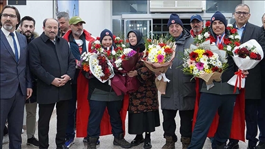 Kayağın "özel ikizleri" Fransa'dan 6 madalyayla memleketlerine döndü