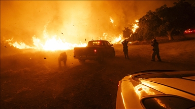 ABD'nin Nebraska eyaletinde yaklaşık 324 bin hektarlık alanı kül eden yangınlarla mücadele sürüyor