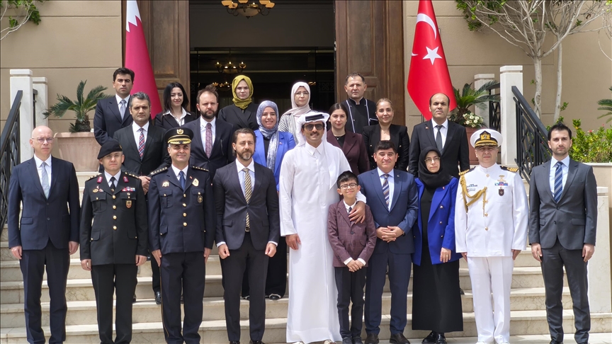 أمير قطر يقدم التعازي لتركيا في ضحايا حادث المروحية بالدوحة