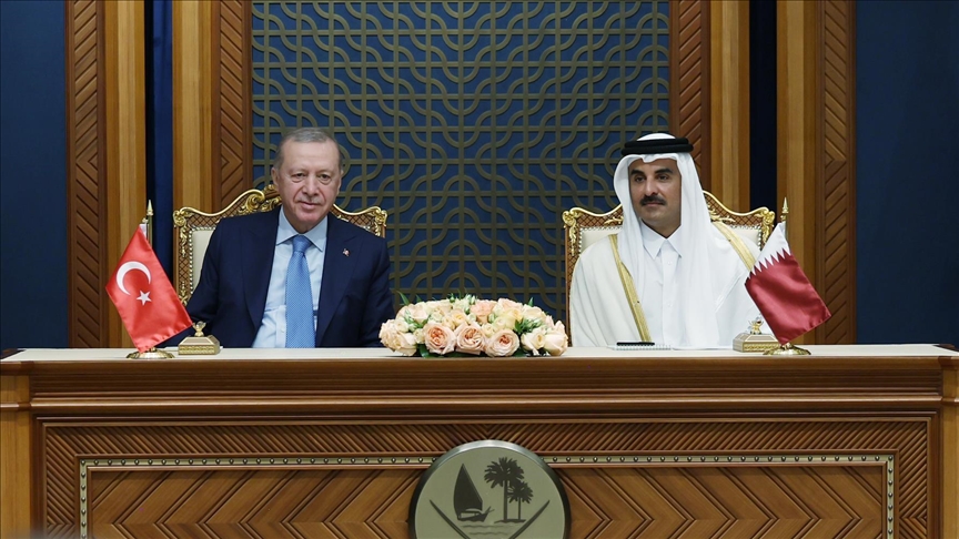 Le président turc Erdogan s'entretient par téléphone avec l'émir du Qatar Al Thani