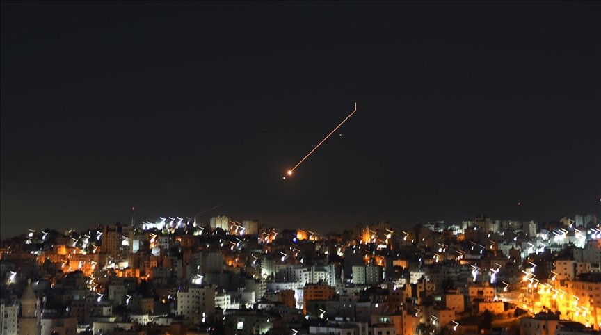 إيران تعلن استهداف مواقع إسرائيلية وأمريكية بصواريخ ومسيرات