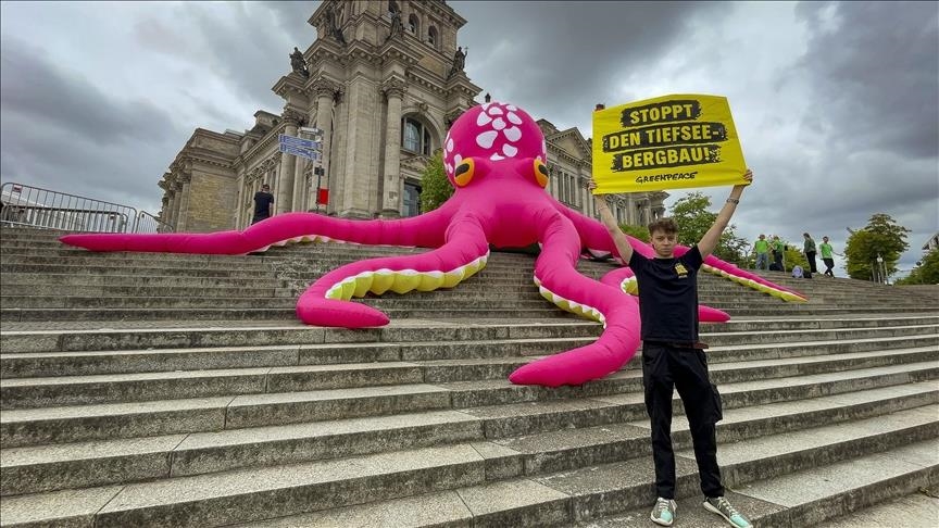 Berlin : Greenpeace manifeste contre le nouveau programme de protection climatique