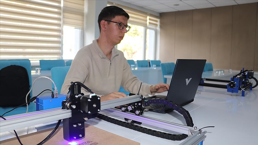 Isparta'da üniversite öğrencisi lazer kesim makinesi geliştirdi