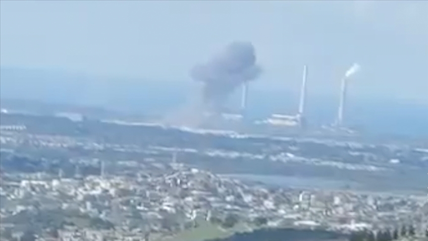 İran misillemesinin ardından İsrail'in Rabin Elektrik Santrali çevresinden dumanlar yükseldi