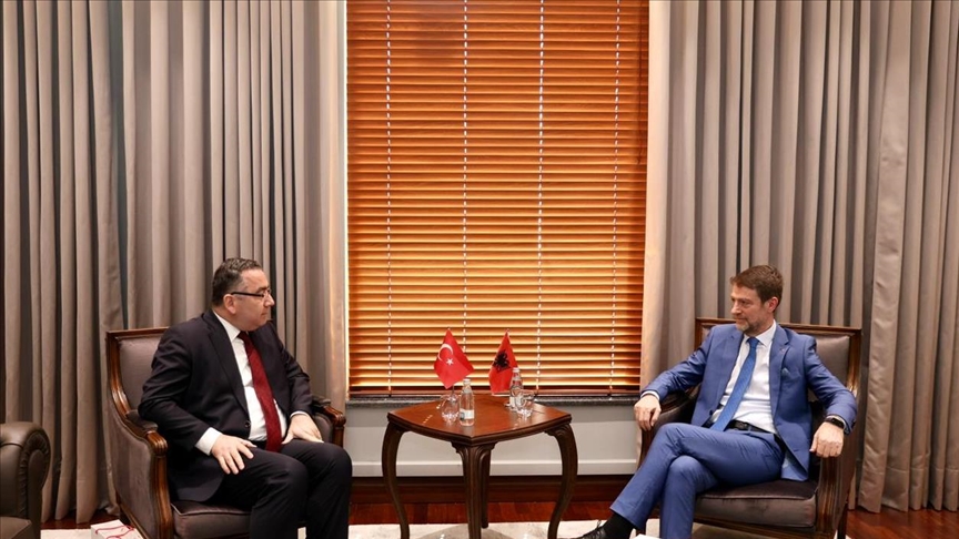 Ministri i jashtëm shqiptar Hoxha pret në takim ambasadorin turk Atay