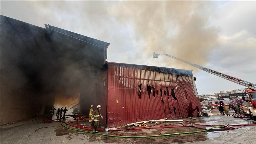 İzmir'de atölye ve depolarda çıkan yangın kontrol altına alındı