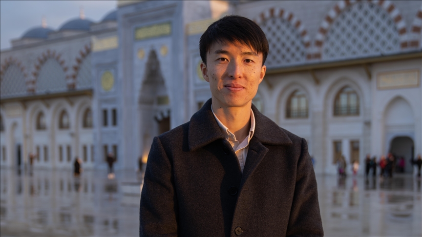 بعد رحلة بحث.. ياباني يعتنق الإسلام متأثرا بصديق تركي