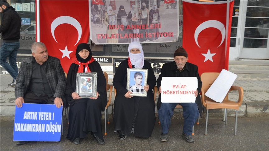 Li Mûşê malbatên ku dixwazin bigihêjin ewladên xwe çalakiya li ber avahiya DEM Partiyê domand