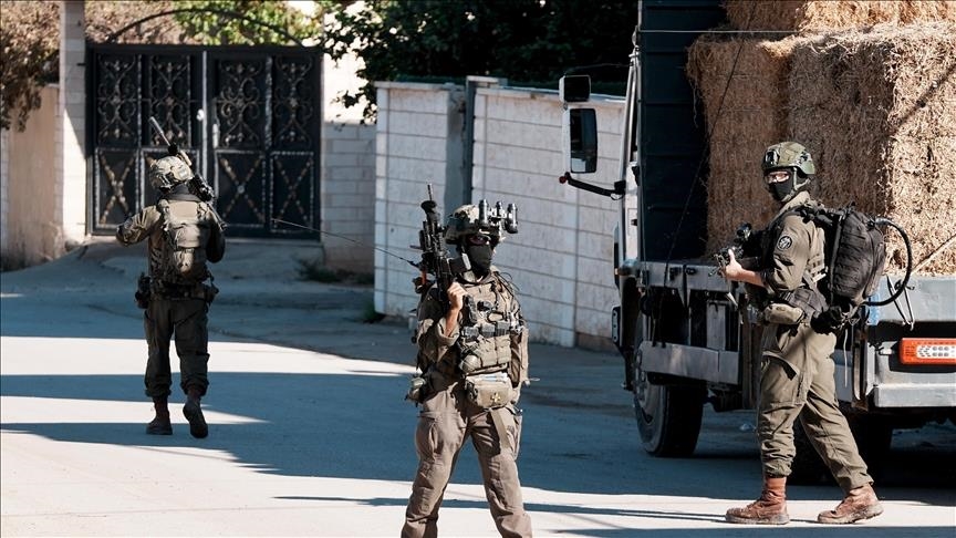 بينهم صحفي وفتاة.. الجيش الإسرائيلي يعتقل 40 فلسطينيا بالضفة 