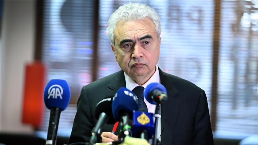 IEA gati të shfrytëzojë më shumë rezerva të naftës ndërsa çmimet globale të energjisë rriten