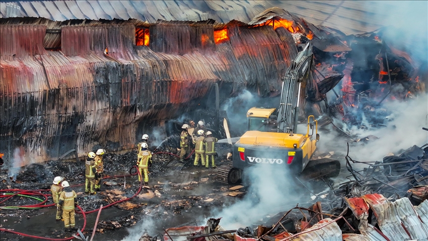 İzmir'de atölye ve depolarda çıkan yangın kontrol altına alındı