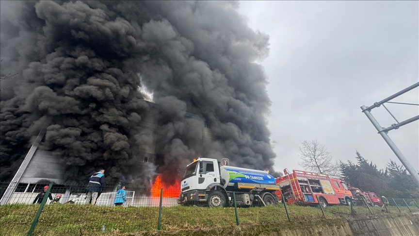 Trabzon'da fındık fabrikasının deposunda çıkan yangına müdahale ediliyor