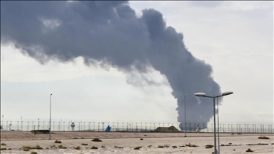 Le Koweït réagit à l’incendie d’un réservoir de carburant à l’aéroport international ciblé par des « drones hostiles »