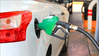 Hindistan'da "petrol sıkıntısı olabileceği" iddiası, akaryakıt istasyonlarında uzun kuyruklara yol açtı