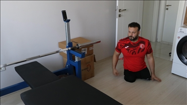 Evindeki çocuk odasını spor salonuna çeviren milli halterci Avrupa'dan madalyalarla döndü