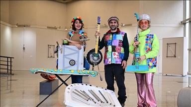 Atıklardan yaptıkları enstrümanlarla müzik üreten grup, şimdi İspanya'da sahne alacak