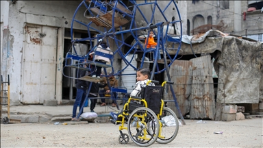 „Сакам повторно да трчам“ – Седумгодишно дете од Газа чезнее да застане на нозе повторно