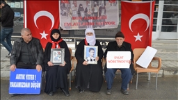 Li Mûşê malbatên ku dixwazin bigihêjin ewladên xwe çalakiya li ber avahiya DEM Partiyê domand