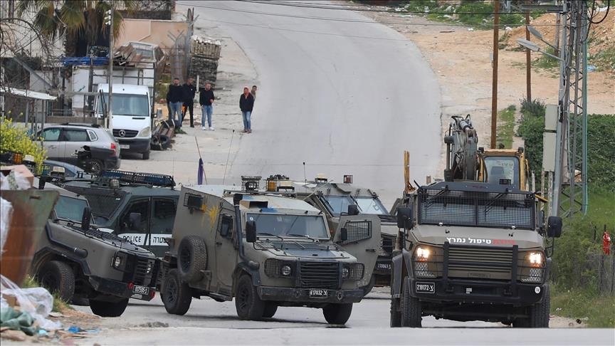 Un jeune Palestinien tué et trois membres de sa famille grièvement blessés lors d’une attaque des occupants israéliens