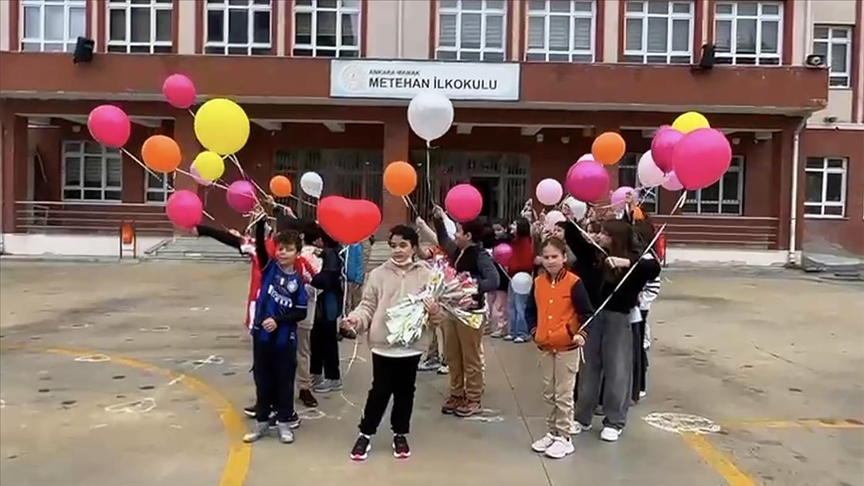 Kemik kanserini yenen minik Ceren okulunda balonlarla karşılandı