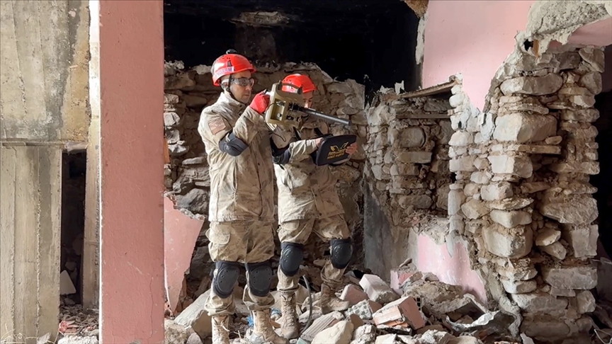 Jandarma komandolar afetlerde daha fazla can kurtarmak için eğitimden geçti