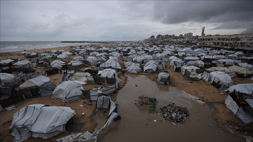 إصابة 3 نازحين وغرق مئات الخيام بفعل أمطار غزيرة في غزة