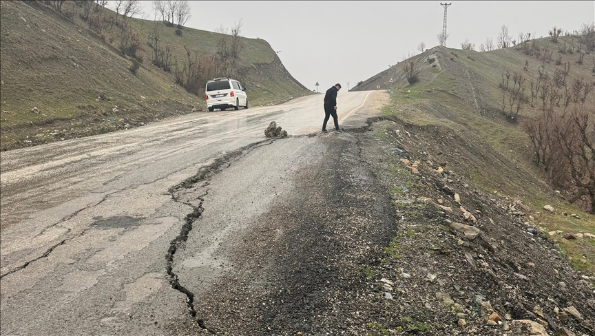 Li Şirnexê ji ber baranê rêya bajarokê tep bû