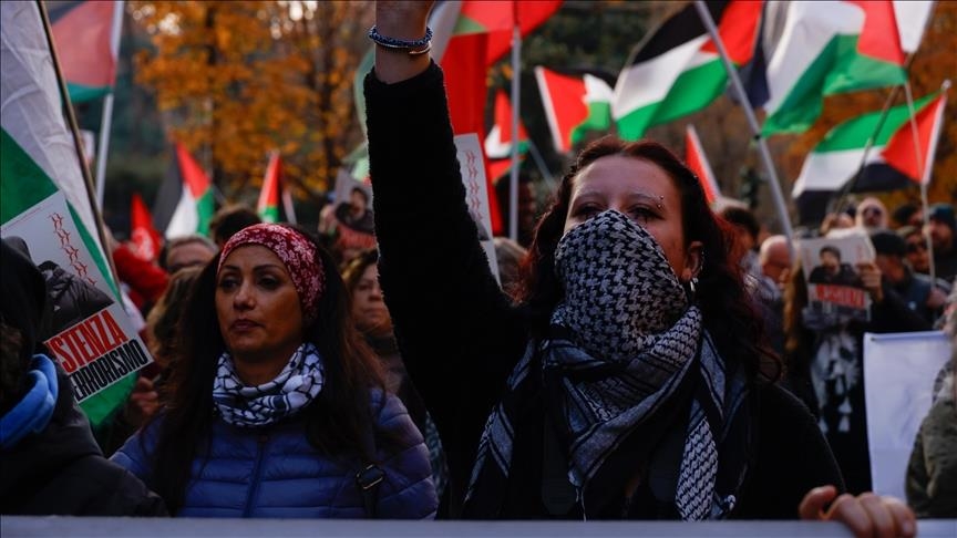 Nënat izraelite dhe palestineze marshojnë zbathur në Romë për paqe