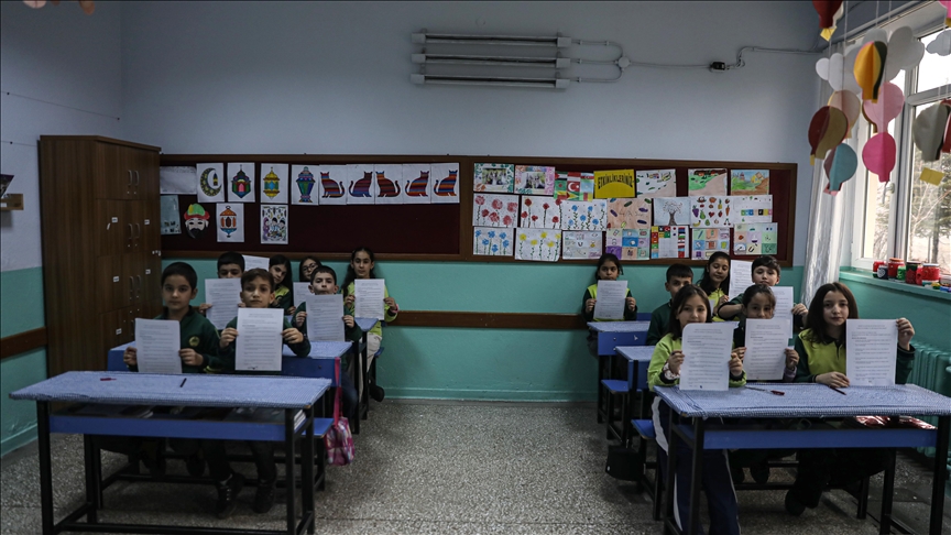 Elazığ'da öğrenciler akran zorbalığına karşı "dostluk sözleşmesi" imzaladı