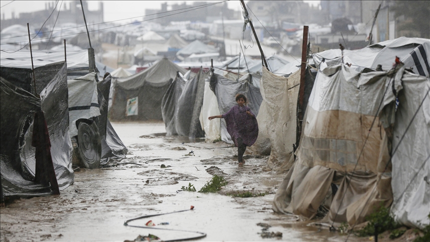 В Газе в результате интенсивных дождей затопило палатки перемещенных семей