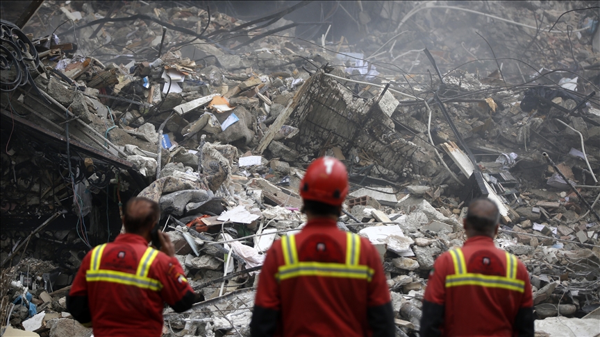 Ekipet e Gjysmëhënës së Kuqe iraniane kërkojnë të mbijetuar pas sulmeve SHBA-Izrael në Teheran