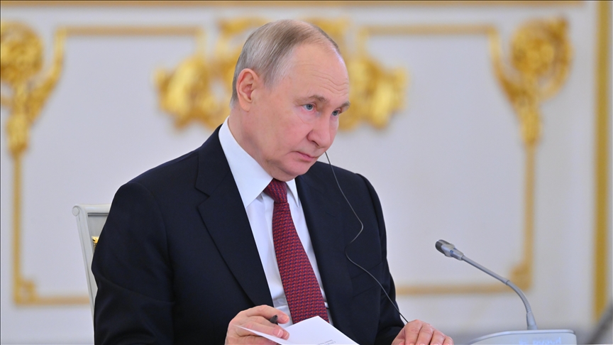 Russia’s Putin limits cash and gold exports