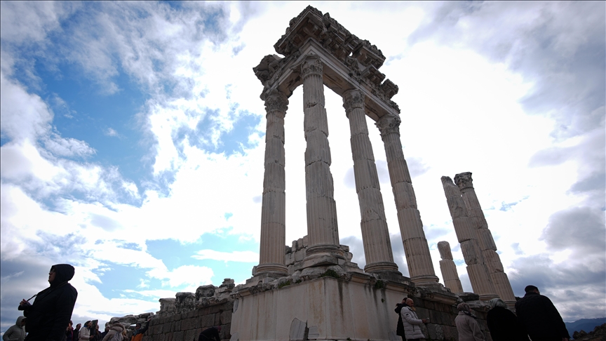 Tarih meraklılarının uğrak noktası: Bergama Akropolü
