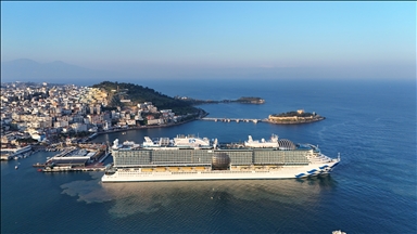 سفينة سياحية فاخرة ترسو في "كوش أضاسي" التركية