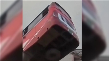 Poginulo 26, traga se za još šest osoba nestalih nakon što je autobus sletio u rijeku Padmu u Bangladešu