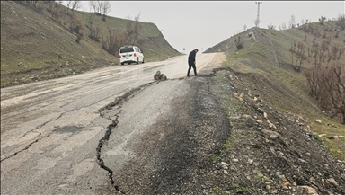 Li Şirnexê ji ber baranê rêya bajarokê tep bû