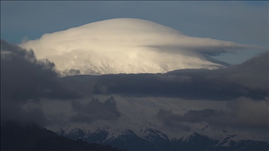 Ağrı Dağı'nın zirvesi mercek bulutuyla kaplandı